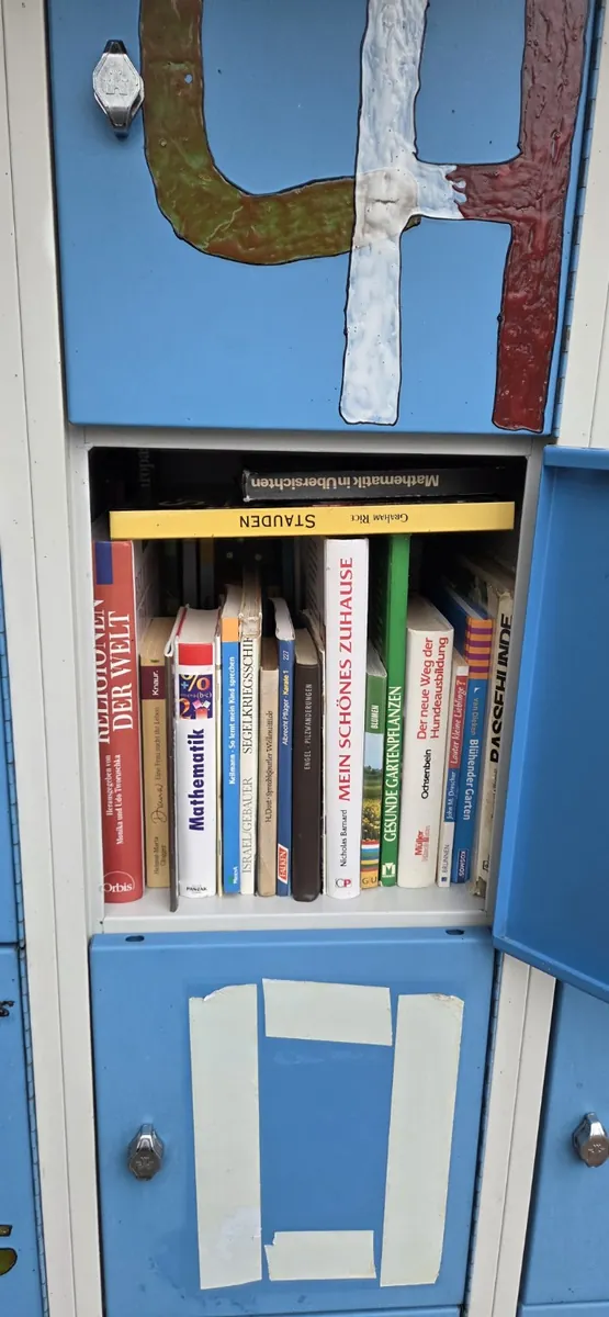 Geöffneter Bücher- und Tauschschrank in Nauenhain mit Büchern