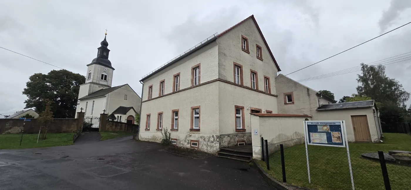 Ehemalige Dorfschule in Nauenhain neben der St.-Georgs-Kirche