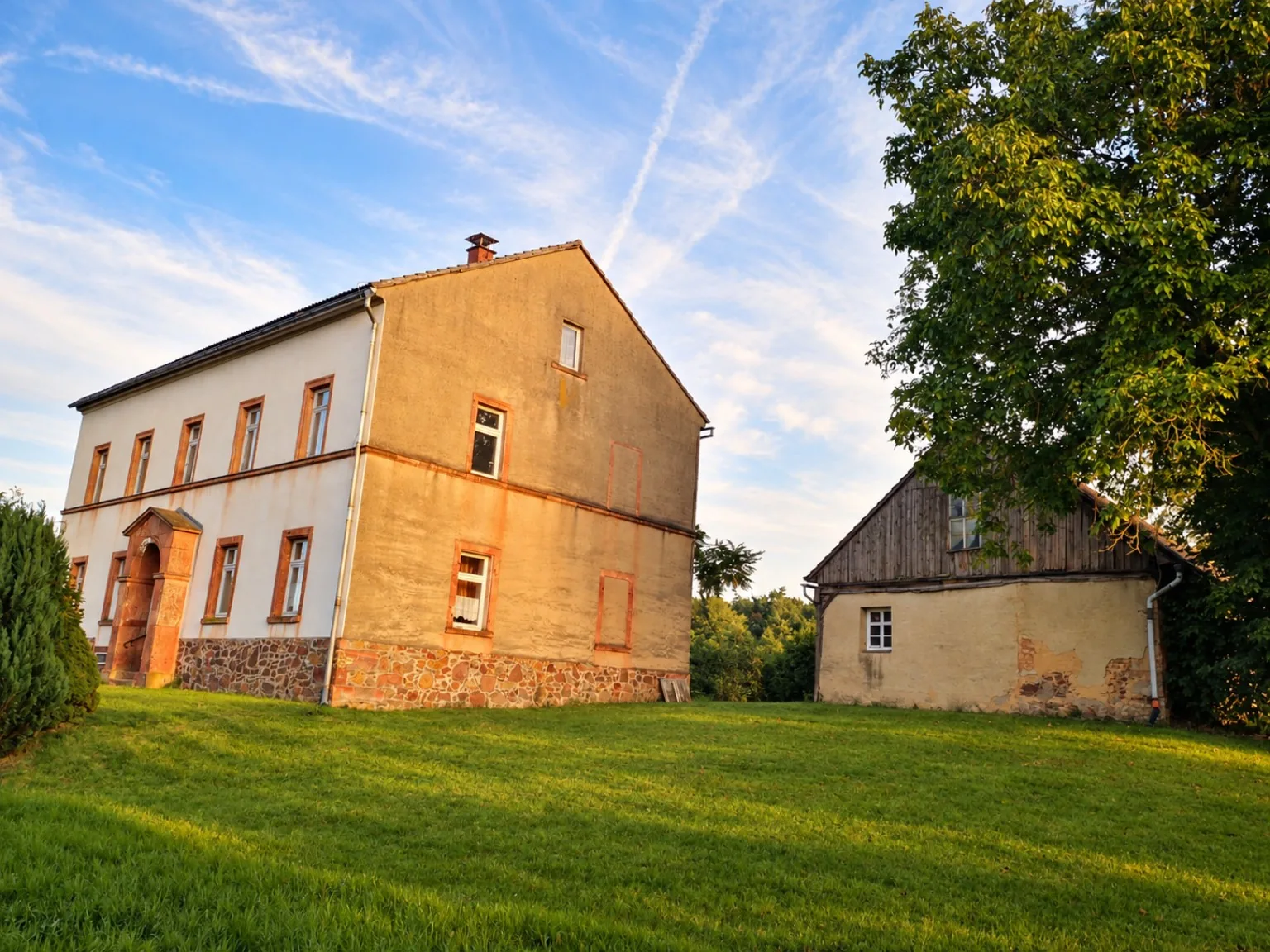 Historischer Pfarrhof in Nauenhain mit Pfarrhaus und Pfarrscheune